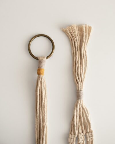 colgador para plantas gris mostaza