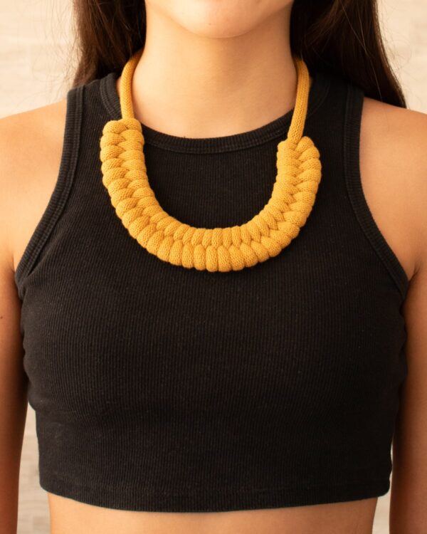 collar trenzado frente