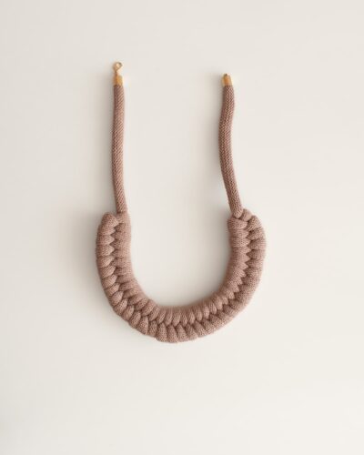 collar trenzado malva