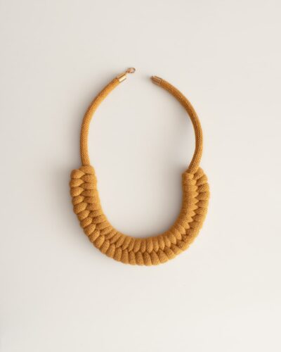 collar trenzado mostaza