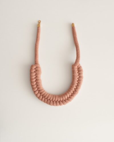 collar trenzado rosado