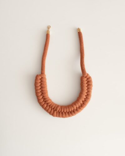 collar trenzado terracota
