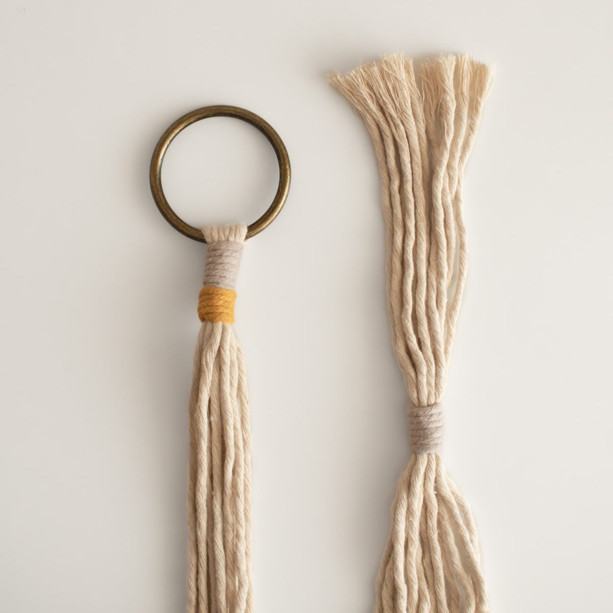 colgador para plantas gris mostaza