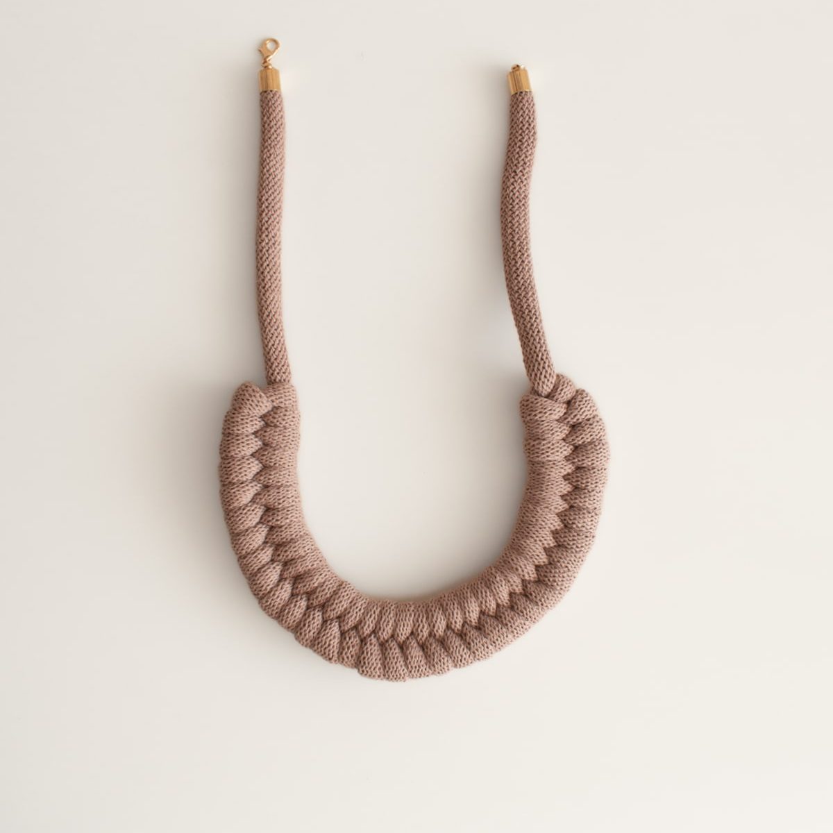 collar trenzado malva