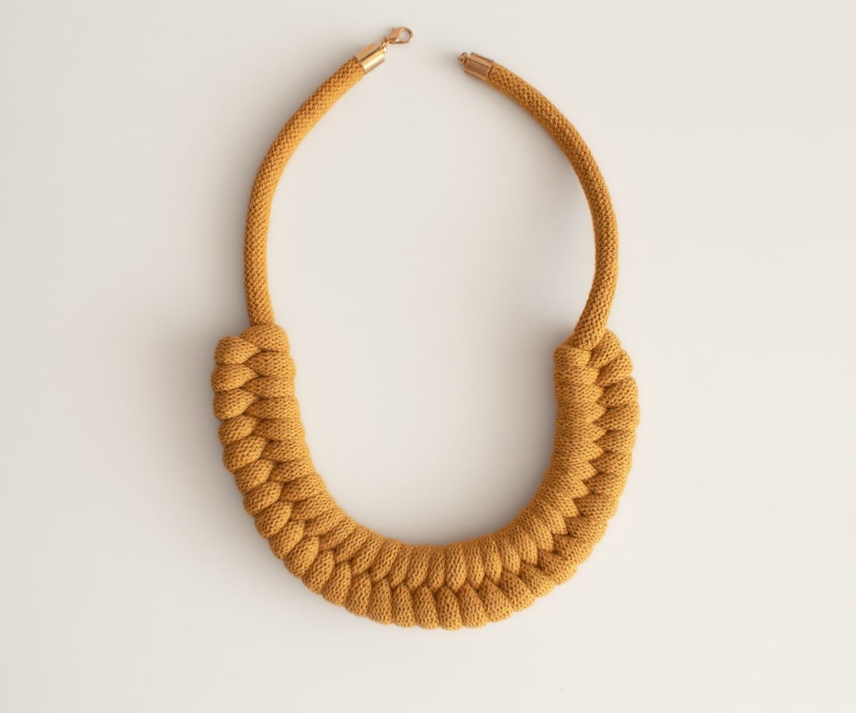 collar trenzado mostaza