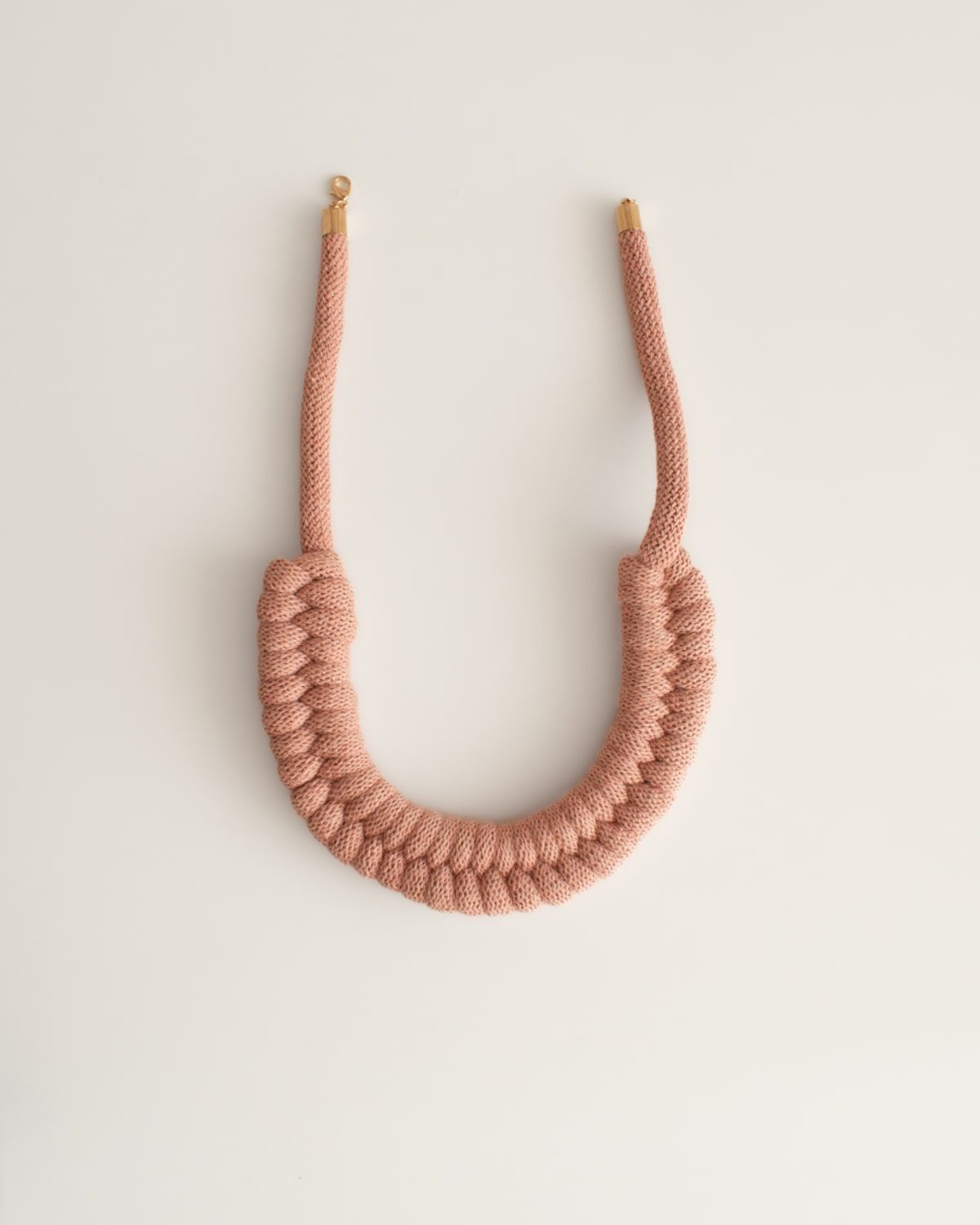 collar trenzado rosado