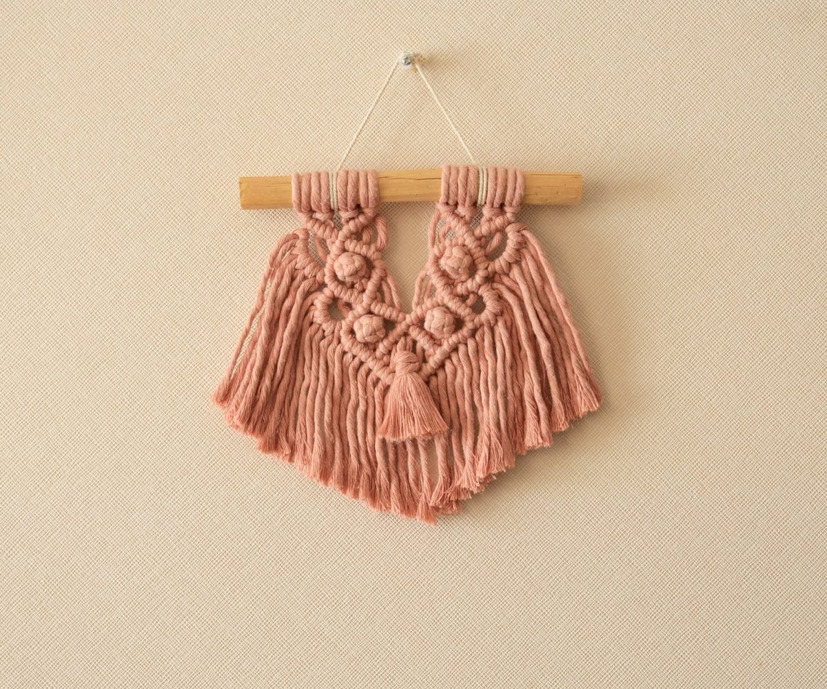 Mini mural de macramé rosado