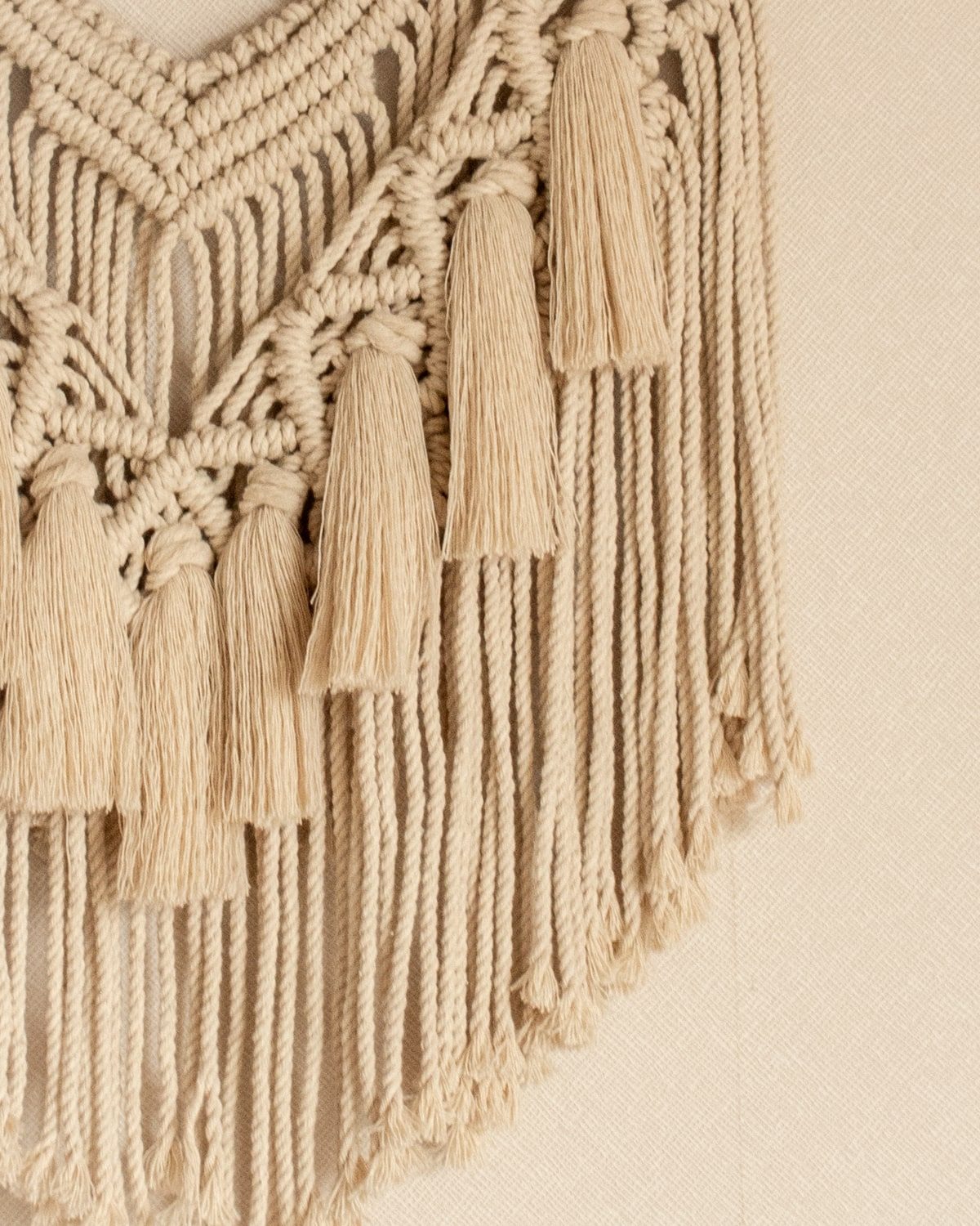 mural de macrame pompones detalle