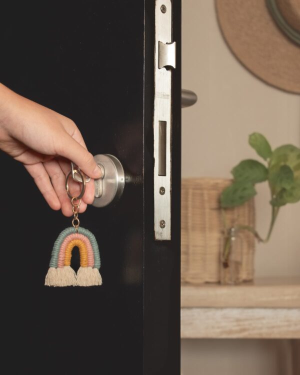 Llavero arcoiris puerta