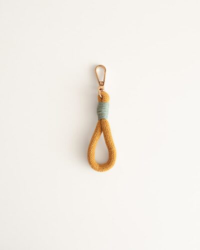 llavero dedo mostaza