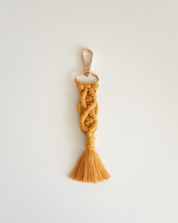 Llavero macrame mostaza