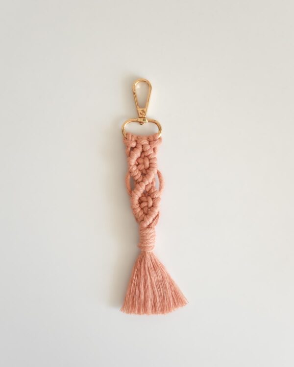 Llavero macrame rosado