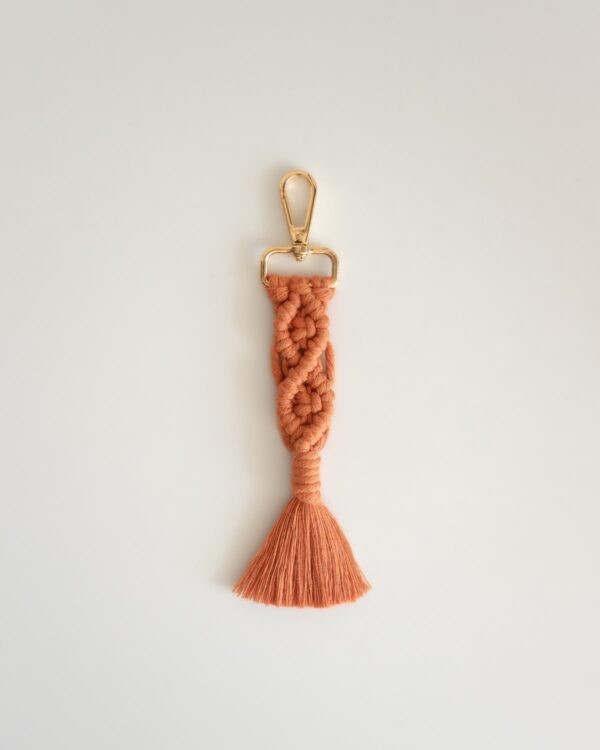 Llavero macrame terracota