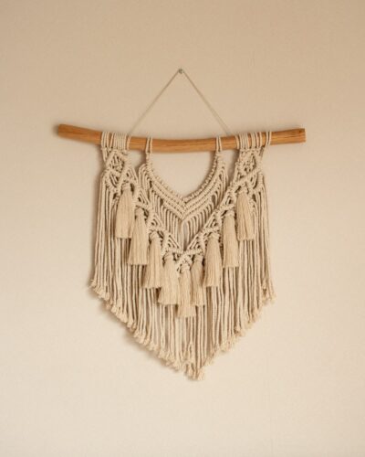 mural de macrame pompones tapiz