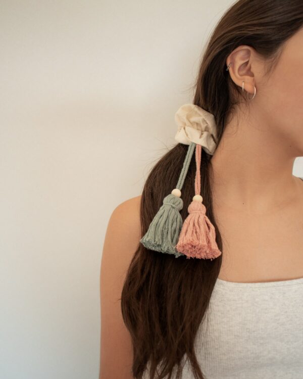 scrunchie pompones frente